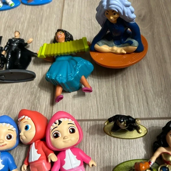 Approx. 30 Used Action & Other Figurines in Good Condition. See Pix. - Picture 9 of 14